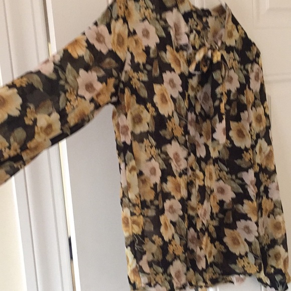 Forever 21 black ,yellow &green floral print shirt - Picture 5 of 6